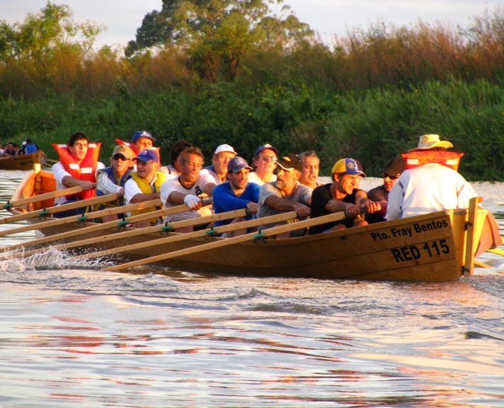 Group of people canoeing in Uruguay